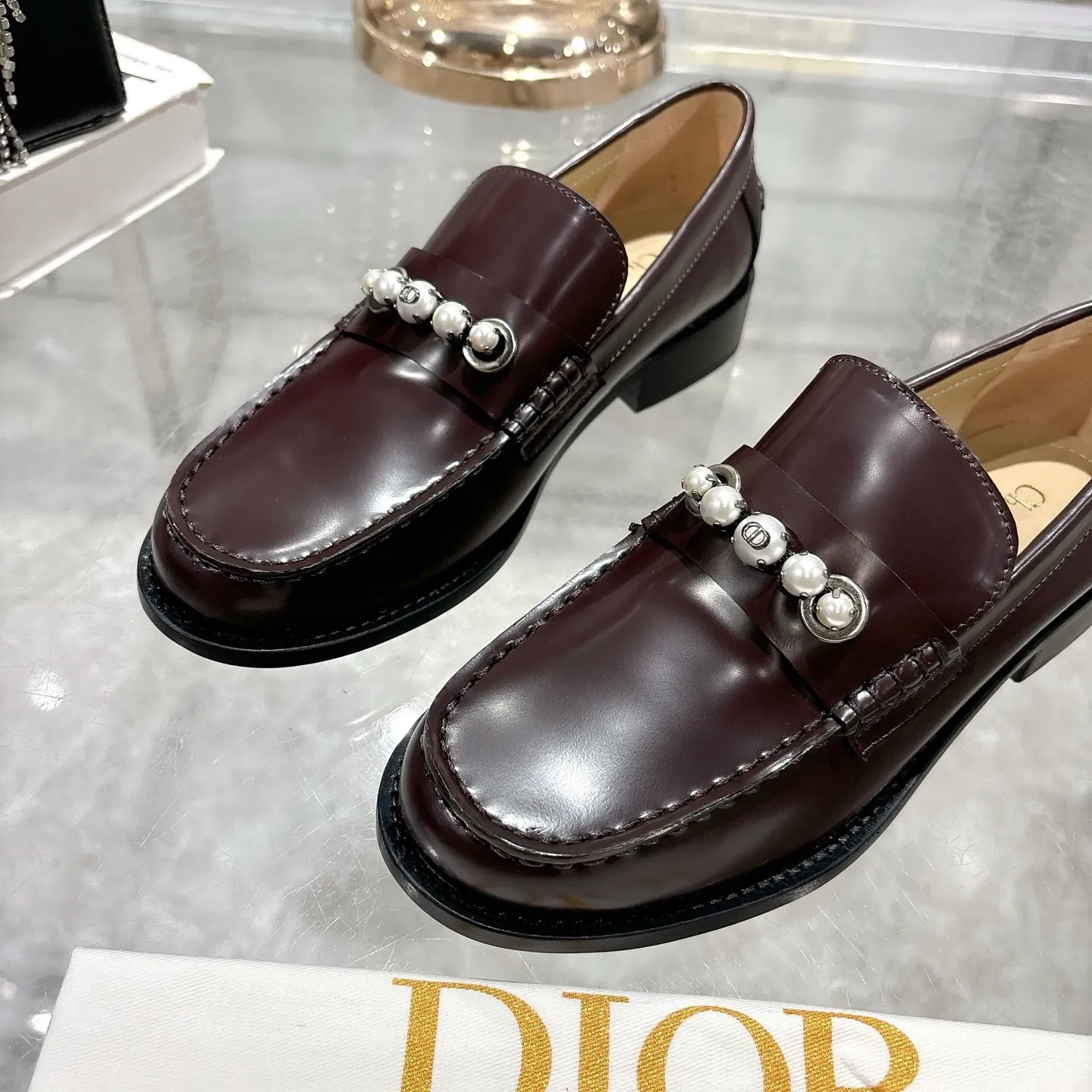 👟👟Ex-factory price 600👟👟 ❤️25 new items, top version ⚠️ The counter features new Miss Dior Street loafers, hard goods 🆕 ❥Purchase level! Full of high-end feel! A favorite among bloggers at home and abroad, it’s retro and fashionable 💎It’s so beautiful on your feet! Mainly recommended models on the official website ▪️Upper: original customized open edge beads ▪️Inner lining: imported sheepskin lining ▪️Outsole: original genuine leather outsole ▪️Heel height: 2.5cm ▪️Shoe size: 35-39 (customized 40 and 41 are not returnable)